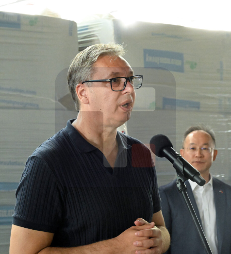 413779_ekspo-radnici-vucic_iff.jpg
